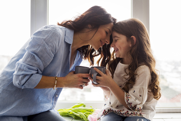 mom and daughter drining tea